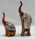 Duas (02) Esculturas indiana em resina representando elefantes, um com acabamento em metal e madrepérolas. um com metal e mosaico espelhados. Tromba erguida, símbolo da boa sorte e prosperidade. Medidas maior 29 cm alt, menor 20 cm alt. O maior com a tromba colada.
