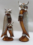 Duas (02) esculturas indianas em resina representando coruja, decorada com detalhes em relevos prateados e arabescos. Med. maior 33 cm alt, menor 26 cm alt.