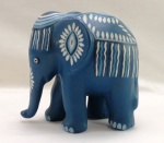 Um (01) elefante indiano em cerâmica na cor azul e branco decorado em policromia. Med. 19 cm altura.