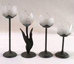Quatro (04) castiçais decorativos em formato de tulipas, base e haste em metal patinado na cor , cúpulas em vidro satiné moldado. Med. maior 23 cm, menor 15 cm altura.
