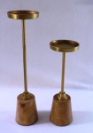 Conjunto de castiçais/porta velas decorativos, base em madeira , haste e topo circular em metal dourado. Marcado Atelier Sarkuis Samara. Medidas maior 39 cm, menor 29 cm.