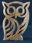 Elegante escultura esculpida em madeira com vazados representando "Coruja". Med. 30 c,m altura x 20 x 5 cm.