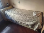 Bicama de solteiro em madeira MDP com cabeceira. Acompanha colchão. Med. 190 x 220 com colchão - cabeceira 080 x 089. RETIRADA COM AGENDAMENTO POR CONTA DO ARREMATANTE NO GALPÃO EM SÃO CRISTOVÃO.