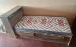 Cama de solteiro em madeira MDP,.duas gavetas . Acompanha colchão Ortobom. Med. 190 x 220 com colchão - cabeceira 100 x 100 RETIRADA COM AGENDAMENTO POR CONTA DO ARREMATANTE NO GALPÃO EM SÃO CRISTOVÃO.