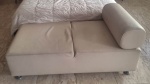 Sofisticado sofá recamier design contemporâneo , encosto reto, forração em couro sintético, apoiado sobre base em alumiinio com quatro pés. Medida total. 142 x 71 cm largura. cabeceira 68 cm. RETIRADA COM AGENDAMENTO POR CONTA DO ARREMATANTE NO GALPÃO EM SÃO CRISTOVÃO.
