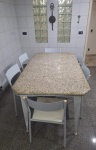 Mesa de ferro na cor cinza com tampo de mármore rajado e seis cadeiras com assento em couro sintético. Med. 75 x 172 x 100 - cadeira 81 x 45 x 45 cm. RETIRADA COM AGENDAMENTO POR CONTA DO ARREMATANTE NO GALPÃO EM SÃO CRISTOVÃO.
