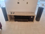 Rack para TV de estilo rústico em madeira . Nicho central aberto com duas prateleiras vazadas  e uma gaveta. Med. 56 x 165 x 44 cm. RETIRADA COM AGENDAMENTO POR CONTA DO ARREMATANTE NO GALPÃO EM SÃO CRISTOVÃO.