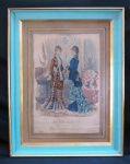 Gravura européia moda francesa vintage Representando "Trajes Femininos Vitorianos" , da célebre revista semanal  La Mode Illustre do século XIX . Interferência de pintura a mão. Emoldurada e envidraçada NÃO VAI PELOS CORREIOS. Med. 48 x 37/36 x 25 cm.