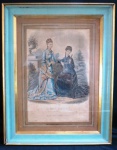 Gravura européia moda francesa vintage Representando "Trajes Femininos Vitorianos" , da célebre revista semanal  La Mode Illustre do século XIX . Interferência de pintura a mão. Emoldurada e envidraçada NÃO ENVIAMOS PELOS CORREIOS. Med. 48 x 37/36 x 25 cm.