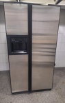 Geladeira side by side da marca GE, modelo aço escovado, com prateleiras, Funcionando até o momento, Sem garantia futura. RETIRADA POR CONTA DO ARREMATANTE EM UM GALPÃO EM SÃO CRISTOVÃO COM AGENDAMENTO.