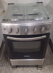 Fogão a gás de rua, marca Consul, modelo Sálvia, acabamento em inox, com 4 bocas. Apresenta forno com porta em vidro e puxador frontal. RETIRAD POR CONTA DO ARREMATANTE EM UM GALPÃO EM SÃO CRISTOVÃO COM AGENDAMENTO.