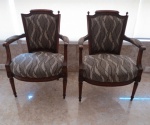 Par de poltronas em madeira nobre, estilo Luis XV, assento e encosto com estampa em tecido. Entalhes e pernas levemente curvas. Med. 84 x 62 x 67 cm. Uma das pioltronas faltando um bilro e braço com leve rachadura ( necessita ser colada, vide FOTOS). RETIRADA POR CONTA DO ARREMATANTE NA PRAIA DO FLAMENGO COM AGENDAMENTO.