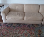 Sófa em tecido Jacquard , estrutura em madeira, para quatro lugares em dois módulos, um com braço direito e outro com braço esquerdo, necessita limpeza. MEDIDAS 75 x 170 x 90 cm. RETIRADA POR CONTA DO ARREMATANTE NA PRAIA DO FLAMENGO COM AGENDAMENT