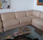 Sófa em tecido Jacquard , estrutura em madeira, para três lugares , sendo um módulo para dois assentos sem braços laterais, um decanto sem braços laterais. Necessita limpeza. Med. 75 x 155 x 90 c. RETIRADA POR CONTA DO ARREMATANTE NA PRAIA DO FLAMENGO COM AGENDAMENT0