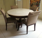 Elegante e antiga mesa de jantar em madeira nobre  no estilo inglês, anos 50, entalhada e torneada, encimada por tampo em mármore rajado. Apoiada sobre quatro pés curvos. Acompanha  seis cadeiras em tecido na cor bege. Medida mesa 75 x 123 cm diâmetro. cadeiras 90 x 50 x 55 cm. RETIRADA POR CONTA DO ARREMATANTE NA PRAIA DO FLAMENGO COM AGENDAMENTO