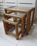 Três mesas ( mesa ninho) com estrutura em bambu e tampo de vidro. Med. maior 51 x 59 x 46 cm, media 43 x 46 x 42 cm, pequena 36 x 35 x 37 cm. RETIRADA POR CONTA DO ARREMATANTE NA PRAIA DO FLAMENGO COM AGENDAMENTO