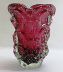 Antigo vaso em vidro italiano de Murano dos anos 50, na tonalidade rubi, padrão cactus, decorado em relevo na parte externa e com bolhas interna. Peça de coleção. Med. 28 cm altura.
