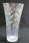 RCR CRISTALERRIA ITALIANA - Vaso em cristal translúcido italiano modelo Melodia lapidação geométrica em losangos e linhas verticais na parte inferior. Med. 30 x 16 cm.