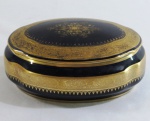 LIMOGES- Porta jóia em porcelana francesa na cor azul cobalto, decorada com guirlandas. e farta aplicação a ouro.  Tampa com flores ao centro. Marcado. Med. 7,5 x 18 x 13 cm.