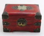 VINTAGE- Porta jóia chinês em madeira de pau rosa, guarnecida com apliques em metal; Tampa com detalhes central em resina entalhada imitando jade, interior em tecido vermelho. Med. 8 x 14 x 10 cm.