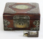 VINTAGE- Porta jóia chinês em madeira , guarnecida com apliques em metal. Interior em vermelho. Med. 8 x 13,5 x 10 cm.