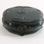 Porta jóia em laca oriental, decorado com guirlandas, quatro pés, interior aveludado. Med. 7 x 16 x 13 cm.
