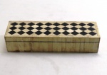 Caixa retangular em madeira, revestida com placas de osso e decorado com padrão geométrico de losangos, na cor preto. Faltando uma das placas. Med. 6,5 x 29,5 x 9cm. Med. 4 x 16 x 11,4 cm.