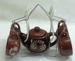 Conjunto para café em cerâmica vitrificada na cor marrom, decorada com detalhes na cor branca com inscrições Coffee, composto bule, 04 xícaras e quatro colheres. Acompanha suporte em metal. Sem uso na caixa.
