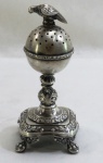 PRATA- Paliteiro de coleção em prata de lei, base quadrada, coluna trabalhada em guirlandas, recipiente esférico encimado por falcão. Quatro pés em garra. PESO 120 GRAMAS. MED.. 16 cm altura..
