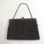 Bolsa toilete dos anos 60, produzida em malha de contas plásticas na cor marrom. Med. 22 x 18 cm.