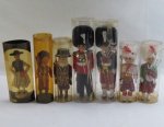 Sete (07)  bonecas decorativas de época com trajes típicos variados, abrangendo figuras masculinas e femininas com acessórios e vestimentas típicas detalhadas Inglesa, Escocesa e Maiorca, na embalagem original. Med. maior 20 cm alt- menor 13 cm alt.