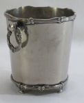 SPAM PRATA 90 Década 50/70- Balde para gelo espessurado a prata 90, com ornamentação cinzelada em frisos delineados realçados por guirlandas, alças laterais e quatro pés. Med. 14 x 15 cm diâmetro.