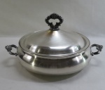F.B. ROGERS- Grande legumeira/terrina em metal espessurado a prata, alças laterais em concheado. Med. 20 x 40 cm entre alças.