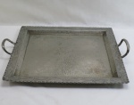Bandeja retangular com alças em metal Boliviano espessurado a prata, martelado e com borda alta  decoradas em alto relevo com "flores e folhas". Medida: 47 x 35 cm entre alças.
