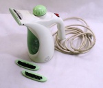 Ferro de viagem a vapor nodelo ST 2608 PR, 110 volts. Acompanha 02 escovas e acessórios. Med. 20 cm alt.