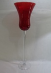 Grande taça/floreira  em vidro vermelho, base circular, corpo cônico no formato de sino. Med. 78 x 23 cm diâmetro.