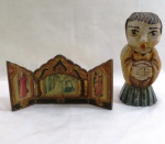 Duas (02) peças religiosas em madeira , um oratório/ícone russo com apliques de figuras angelicais em policromia (11 x 22 cm aberto), um anjo rústico em madeira entalhada e policromada. Med. 20 cm alt.