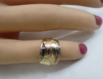 Anel em ouro 750 contrastado, branco, amarelo e amarelo claro . Aro 18. Peso 2,2 G.