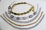 BIJUTERIA, Três (03) colares  em correntes sendo dois prateados e um em dourado ( de 75 cm a 80 cm comprimento), dois cintos em metal dourado com placas de temas gregos ( 101 cm), um em metal com placas de acrílico com fíguras egipcias ( 90 cm). Total 05 peças.