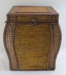 VINTAGE- Caixa/Baú retangular abaulada com estrutura em madeira revestido em vime e rattan trançado, alça lateral e trinco com fecho na parte frontal. Origem Polinésia. Med. 36 x 34 x 28 cm.
