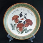Prato em cerâmica da Coleção Boa Lembrança, Giuseppe, Lingua Coi Funghi - Rio 1995. Med. 26 cm diâmetro.