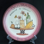 Prato em cerâmica da Coleção Boa Lembrança, Guimas, Marquise Au Chocolat - Rio 1996. Med. 26 cm diâmetro.