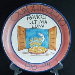 Prato em cerâmica da Coleção Boa Lembrança  Quadrifoglio, Ravioli Ultima Luna - Rio 1994. Med. 26 cm diâmetro.