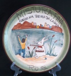 Prato em cerâmica da Coleção Boa Lembrança  Mistura Fina, Coelho na Beira da Lagoa - Rio 1996. Med. 26 cm diâmetro.
