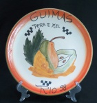Prato em cerâmica da Coleção Boa Lembrança  Guimas, Pera e Mel - Rio 1998. Med. 26 cm diâmetro.