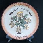 Prato em cerâmica da Coleção Boa Lembrança  Guimas, Flor de Avelã - Rio 1996. Med. 26 cm diâmetro.