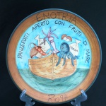 Prato em cerâmica da Coleção Boa Lembrança  Enotria , Panzerotti Aperto Con Frutti Di Mare - Rio 1997. Med. 26 cm diâmetro.