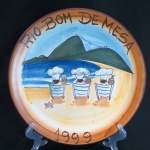 Prato em cerâmica da Coleção Boa Lembrança  Rio Bom de Mesa - Rio 1999. Med. 26 cm diâmetro.