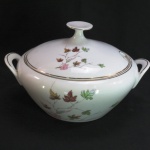 REAL - Sopeira em porcelana branca esmaltada decorado por frisos dourados e policromia floral. Marca em sua base. Medida: 16 x 27 cm entre alças.