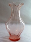 VINTAGE- Vaso bojudo em vidro na cor rosa, corpo gomado e torcido, borda ondulada e pinçada. Med. 30 x 15 cm.